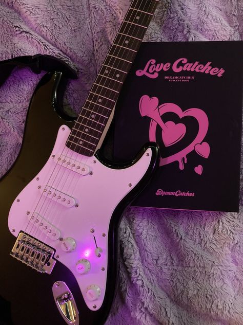 Evie Core, Gitar Vintage, E Guitar, Purple Blanket, Black Electric Guitar, Electric Guitar Design, Guitar Obsession, Cool Electric Guitars, Iphone Obsession