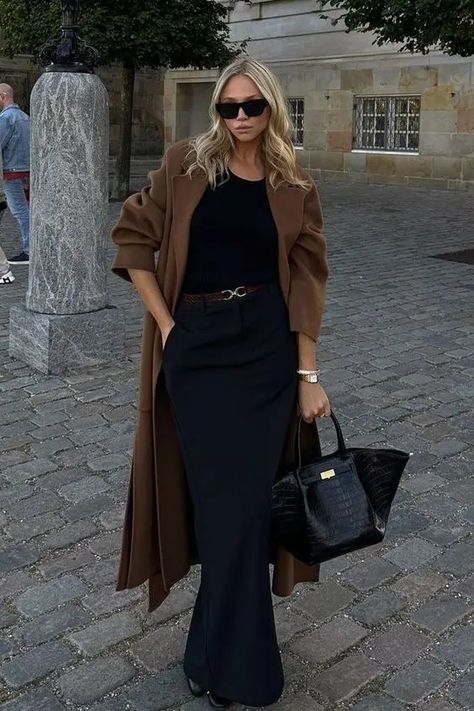 fall skirt outfits (17) Minimalstyle Outfit, Fall Skirt Outfits, Fall Skirt, Skirt Outfits Fall, Stylish Skirts, Refined Style, Work Wear Women, Brown Coat, Fall Skirts