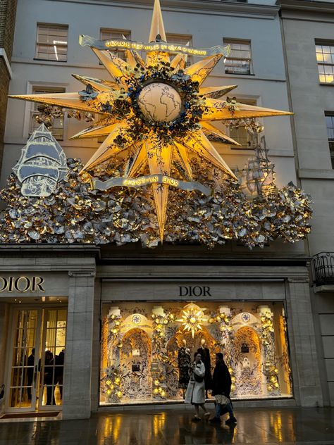 England Christmas Aesthetic, Mayfair London Aesthetic, Rich London Aesthetic, London Christmas Aesthetic, London Girl Aesthetic, Dior Store, Luxe Aesthetic, Christmas In England, England Aesthetic