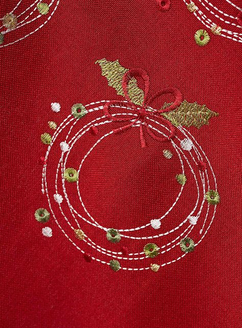 Christmas Embroidery Ideas, Black Tablecloths, Christmas Table Runner Pattern, Round Tablecloths, Christmas Embroidery Patterns, Sashiko Embroidery, Embroidered Tablecloth, Christmas Table Runner, Sewing Design