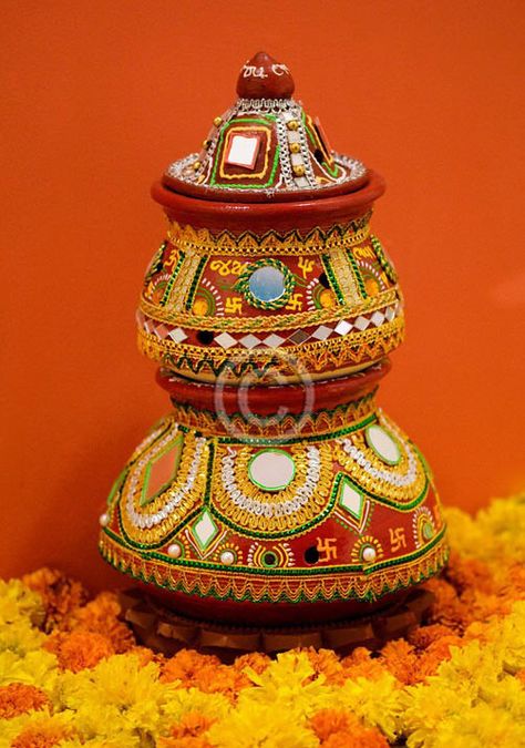 Colourful matkas Pot Decoration Ideas, Navratri Decor, Clay Diya, Kalash Decoration, Thali Decoration Ideas, Diwali Decoration Items, Pot Decoration, Painted Pots Diy, Diwali Diya