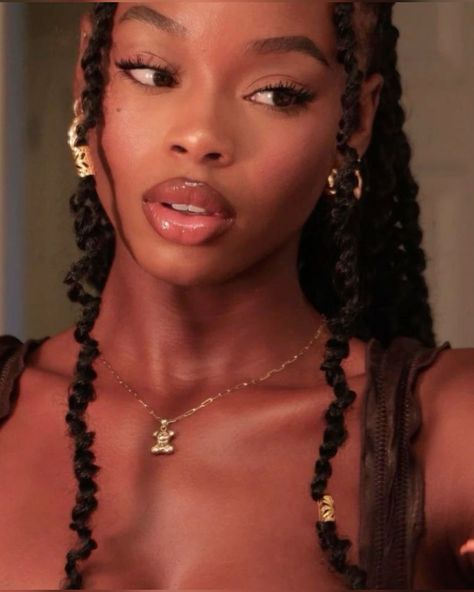 black girl gold jewelry Goddess Of Nature, Femininity Aesthetic, Aesthetic Cottagecore, Black Goddess, Dark Skin Beauty, Soft Girl Aesthetic, Black Femininity, A Goddess, Girls Makeup