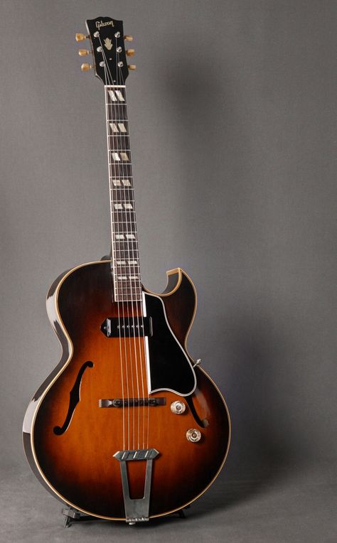 1950 Gibson ES-175. The definition of smooth. Best Guitar Players, Gibson Es, Gibson Guitar, Archtop Guitar, Cool Electric Guitars, 1950 Vintage, Guitar Gear, Gibson Guitars, Classic Guitar