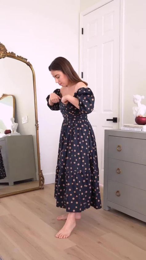 Simple Flower Dress Casual, Dress Outfits With Converse, How To Style A Midi Dress, Dresses For Outing, Polka Dots Fashion Vintage, Curvy Dress Casual, Casual Outing Outfits, Outfit Vestido Casual, Styling A Midi Dress