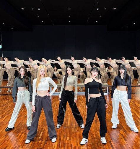 Lesserafim Dance Practice, Lesserafim Performance, Le Sserafim Dance Practice, Dance Outfits Practice Hip Hop, Lesserafim Ot5 Icon, Lesserafim Outfit, Kpop Dance Practice Outfits, Lesserafim Ot5, Neural Pathways