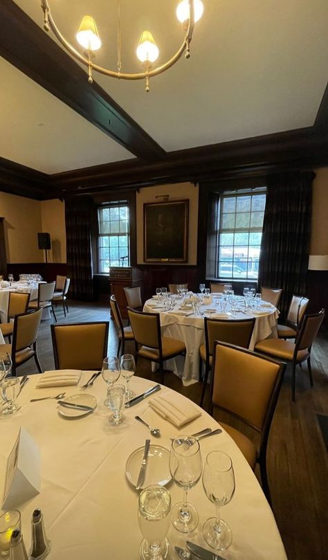 Dinner at Harvard university Boston architecture interior design inspo aesthetic moodboard lifestyle hipergamy luxury - thebrazilianmd on IG Harvard Interior, Campus Interior, Harvard University Campus, Boston Architecture, Aesthetic Moodboard, Harvard University, University Campus, Architecture Interior Design, Architecture Interior