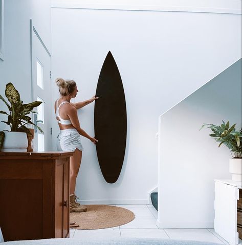 Decor Surfboard, Surfboard In Room, Painted Surfboard Decor, Black Surfboard Decor, Surfboard Hung On Wall, Black Surfboard, Surfboard Decor, Surfboard Wall Art, Surfboard Wall