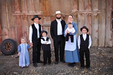 photo Amish Clothes, Rumspringa, Amish Clothing, Amish Men, Amish Culture, Amish Community, Couples Outfit, Amish Country, Family Values