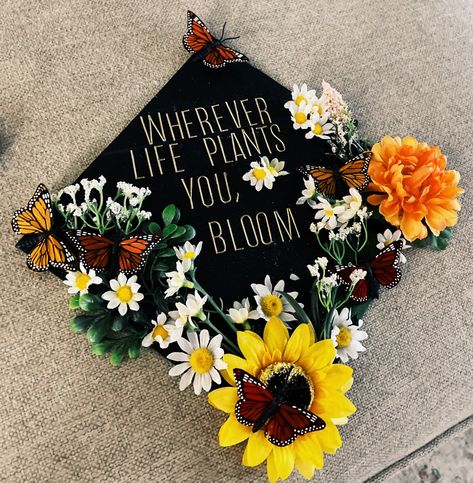 Flowers on graduation cap Nature Graduation Cap, College Grad Cap Ideas, Grad Cap Designs, Grad Caps, Cap Ideas, Graduation Cap Decoration, Cap Decorations, Plant Aesthetic, Cap Designs