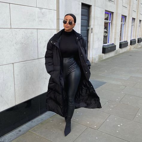 Long Black Puffer Coat Outfit, Puffy Coat Outfit, Black Puffer Coat Outfit, Long Puffer Coat Outfit, Bubble Jacket Outfit, Long Black Puffer Coat, Iceland Fashion, Puffer Coat Outfit, Puffer Jacket Outfit