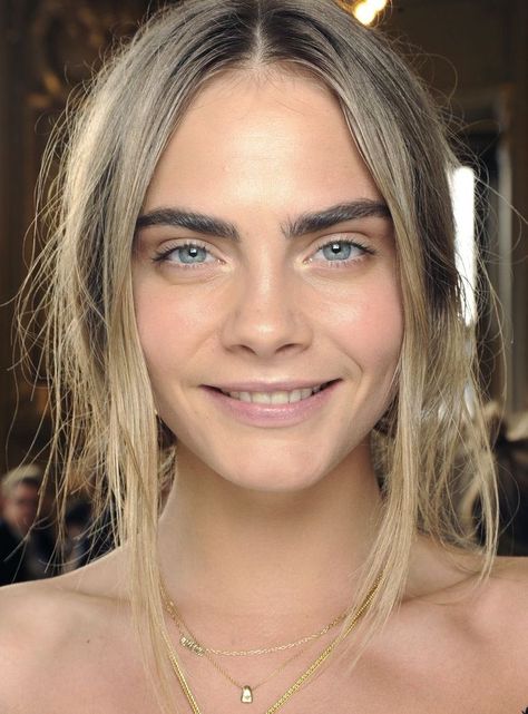 Cara Delevingne Eyebrows, No Make Up Make Up Look, Eyeliner Glitter, Makeup Tumblr, Face Pictures, Poses References, Cara Delevingne, Rimmel, Beauty Videos