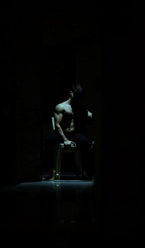 Gym Asthetic Picture Men, Gym Asthetic Picture, Body Builder Men, Dark Gym Aesthetic, Dating Aesthetics, Body Builders Men, Dark Gym, Male Fitness Photography, Mens Haircuts Straight Hair