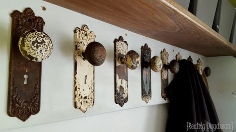 Old chippy door handles as coat hooks! {Reality Daydream} Door Knobs Ideas, Coat Hooks Hallway, Diy Coat Hooks, Old Door Knobs, Door Plates, Ohio House, Scrap Projects, Diy Hooks, Kitchen Door Knobs