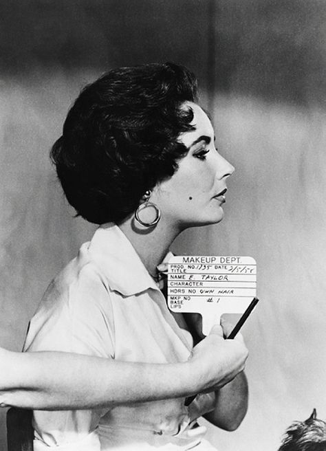 Elizabeth Taylor hair test for ‘Cat on a Hot Tin Roof’ 1958. Elizabeth Taylor Hair, Hair Test, Liz Taylor, Screen Test, Haircut Short, Violet Eyes, Intimate Photos, Tin Roof, Marlene Dietrich