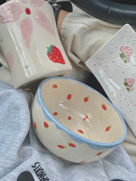 Serving Platter Painting Ideas, Ceramic Candy Bowl, Cermanics Aesthetic, Aesthetic Bowls Ceramic, Color Me Mine Ideas Aesthetic, Pinch Pot Ideas Ceramics Easy, Cute Pottery Painting Ideas Aesthetic, Painting Pottery Aesthetic, Cute Ceramic Ideas