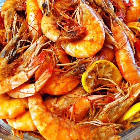 It's shrimp season here in Louisiana, and the shrimp are plentiful! And nothing says summer like a spicy Louisiana shrimp boil. Crawfish season is over and shrimp are now in season... Louisiana Shrimp Boil, Louisiana Shrimp, Frozen Shrimp Recipes, Boiled Shrimp, Shrimp Boil Foil, Shrimp Boil Recipe, Barbecue Shrimp, Cajun Shrimp Recipes, Spicy Shrimp Recipes