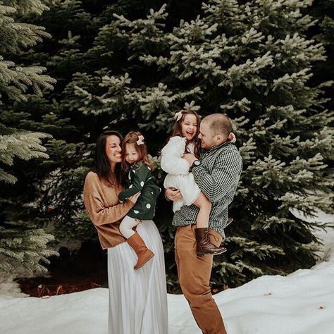 Family winter photo shoot Shooting Photo Famille, Winter Family Photography, Family Photo Outfits Winter, Winter Style Guide, Winter Session, Winter Family Photos, Photoshoot Maternity, Fall Family Photo Outfits, Mini Outfit