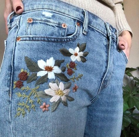 Flower Embroidery Jeans, Embroidery Jeans Diy, Hoodie Diy, Clothes Embroidery Diy, Denim Crafts Diy, Simple Hand Embroidery Patterns, Denim Embroidery, Embroidery Hoodie, Pola Sulam