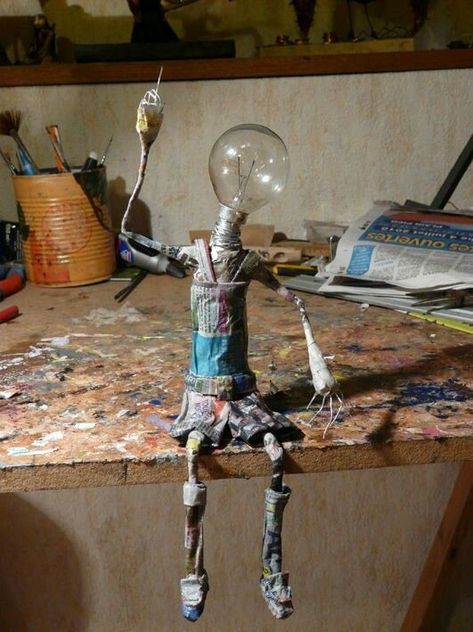 Trash Art Ideas, Pape Mashe, Simple Sculpture Ideas, Paper Mache Projects Ideas, Trash Sculpture, Papier Mache Sculpture, Paper Mache Figures, Papier Mache Art, Hantverk Diy