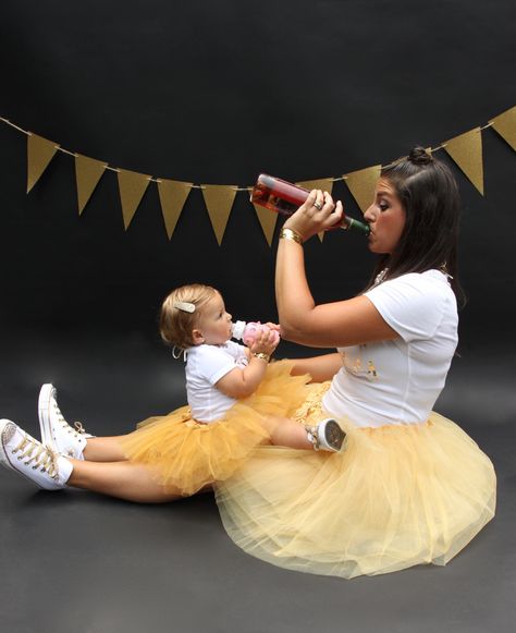 Mommy and me bottles More Mommy Daughter Photoshoot, Photo Bb, 6 Month Baby Picture Ideas, Daughter Photo Ideas, Mommy Daughter Photos, Mother Daughter Photoshoot, Baby Birthday Photoshoot, Mommy And Me Photo Shoot, Mom Daughter Outfits