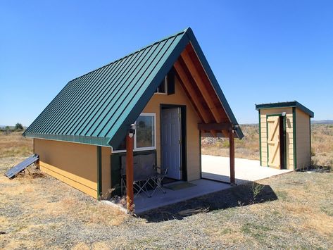 200 Sq. Ft. Off Grid Tiny House Tiny House Vacation, Off Grid Tiny House, Small Cabins, Tiny House Swoon, Cabin Tiny House, Off Grid Cabin, Building A Tiny House, Tiny Cabins, Tiny Cottage