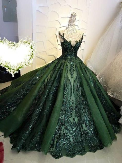 f670ef5d2d6bdf8f29450a970494dd64desc50973251ri Dress Sweet 16, Moda Medieval, Green Ball Gown, Ball Gown Prom Dress, Vintage Ball Gowns, Pretty Quinceanera Dresses, Prom Dress Inspiration, Tulle Ball Gown, 16 Dresses