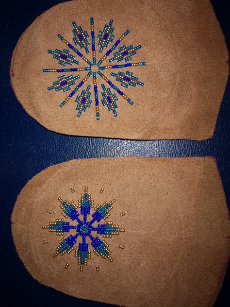 Mocassin Beading Patterns, Native Beading Patterns Moccasins, Beaded Pouch Pattern, Native American Beading Patterns Free Indian Beadwork, Moccasin Vamps, Beaded Moccasins Native American, Fur Mittens Pattern, Lakota Beadwork, Diy Moccasins