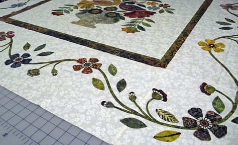 The Quilt Rat: Designing applique borders and a Giveaway!!! Applique Borders, Aplique Quilts, Miss Kelly, Quilt Borders, Ring Quilt, Round Robin, Circle Quilts, Butterfly Quilt, Applique Quilt Patterns