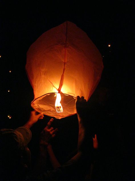 Sky Lantern Aesthetic, Lampion Aesthetic, Sky Lanterns Photography, Lanterns In The Sky, Lanterns Sky, Lantern Aesthetic, Sky Lantern, Flying Lantern, Diwali Pictures