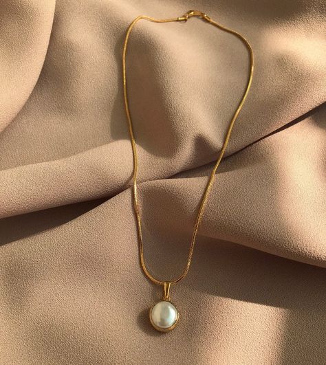 Big Pendent Necklace Gold, Gold Necklace Pearl, Necleses Necklaces Gold, Vintage Pearl Drop Necklace, Gold Pearl Pendant Necklace, Pearl Pendant Designs, Gold Pearl Necklace Wedding, Pendant Photography, Vanilla Christmas