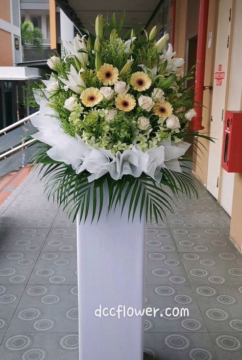 Standing Spray, Condolence Flowers, Standing Flower, Diy Flores, Church Flower Arrangements, Flower Arranging, Arte Floral, Ikebana, Flowers Bouquet