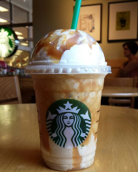 Carmel Frappuccino Starbucks Carmel Frappe Aesthetic, Carmel Frappe, Frappuccino Starbucks, Starbucks Frappuccino, Iphone Instagram, Starbucks Hot, Frappe, Hot Coffee, Coffee Cups