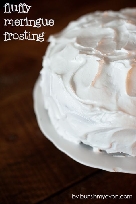 Simple Meringue Frosting recipe Meringue Frosting Recipe, Cookies Meringue, Meringue Pops, Meringue Icing, Easy Meringues, Buns In My Oven, Meringue Cookie Recipe, Meringue Frosting, Meringue Recipe