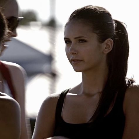 Elena Gilbert Ponytail, Tvd Characters, Nina Dobrev Vampire Diaries, Gilbert Aesthetic, Supernatural Dr, Elena Gilbert, Side Profile, Nina Dobrev, Hair Length