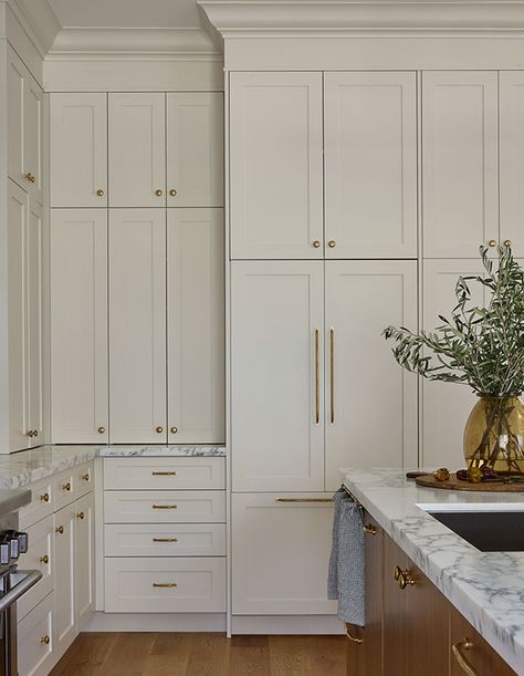 Kitchen Shaker Cabinets, Modern Crown Molding, Crown Molding Kitchen, Kitchen Cabinet Crown Molding, Kitchen With High Ceilings, Cabinets With Crown Molding, Bridge Faucet Kitchen, Style Kitchen Cabinets, Shaker Style Kitchen Cabinets