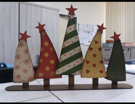 Handmade Wooden Christmas Decorations, Traditional Christmas Tree Ideas, Christmas Tree Idea, Christmas Diy Wood, Christmas Craft Ideas, Wooden Christmas Crafts, Handmade Christmas Crafts, Traditional Christmas Tree, Wood Christmas Tree