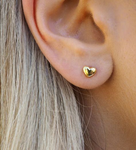 Gold Heart Studs, Gold Heart Earring, Studs Gold, Gold Rings Fashion, Heart Stud Earrings, Heart Shaped Earrings, Jewelry Fashion Trends, Mini Heart, Heart Studs