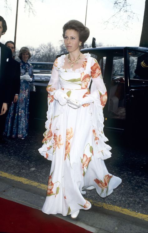 Princesa Anne, Princesa Margaret, Princesa Elizabeth, Royal Gowns, The Queen Of England, Princesa Real, Best Gowns, Reine Elizabeth, Style Royal