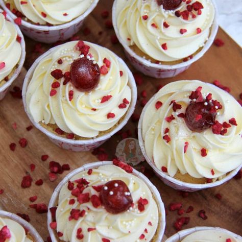 Cherry Bakewell Cupcakes, Janes Patisserie, Healthy Cupcakes, No Bake Lemon Cheesecake, Cherry Bakewell, Novelty Birthday Cakes, Large Cupcake, Glace Cherries, Bakewell Tart