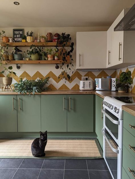 Kitchen Cabinet Trends, Sage Green Kitchen, Green Kitchen Cabinets, Green Cabinets, Cozy Kitchen, Boho Kitchen, Gorgeous Kitchens, Kitchen Inspiration Design, Green Kitchen