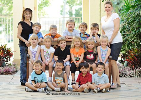 Preschool Class Picture Ideas, Class Photo Ideas Group, School Group Photos, Class Pictures Ideas Group, School Group Photo, Kindergarten Photography, Kindergarten Graduation Pictures, Preschool Pictures, Group Photo Poses