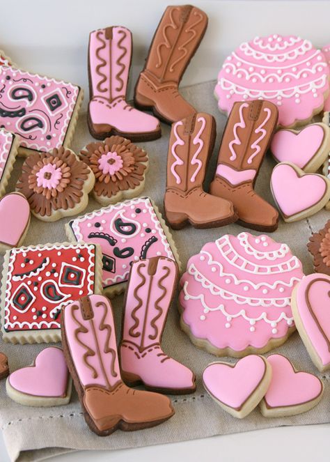 Cowgirl Cookies - by Glorious Treats Cowgirl Boot Cookies, Boot Cookies, Cowgirl Cookies, Wilton Tips, Cakes Fondant, Lace Cookies, Frosting Techniques, Icing Techniques, Cowboy Cookies