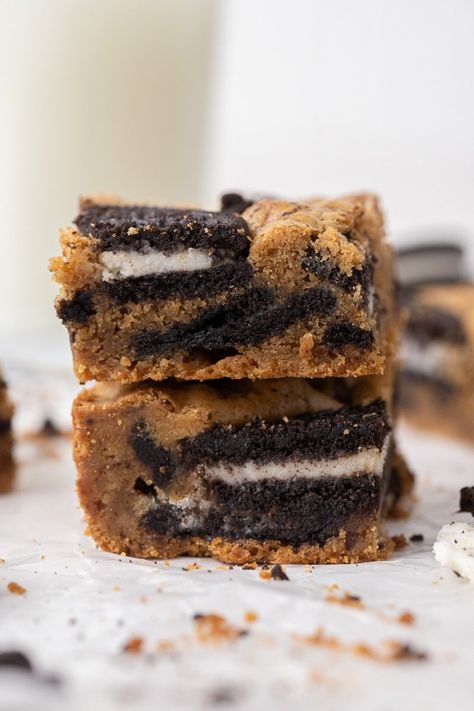 The best Oreo blondies - Lifestyle of a Foodie Oreo Cookie Bars, Oreo Blondies, Oreo Cookie Bar, Lifestyle Of A Foodie, Oreo Stuffed Chocolate Chip Cookies, Blondie Bar, Oreo Flavors, Blondies Recipe, Oreo Cookie