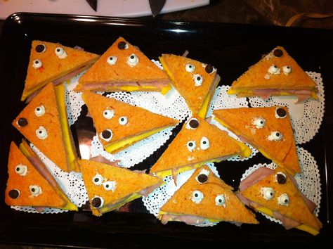 Planning a Gruffalo Party? Create some Roasted Fox (Ham and Cheese) Sandwiches made with Orange-Colored Bread, Candy Eyes and a Chocolate Chip Nose held in place with Cream Cheese! Gruffalo Party Ideas, Fox Party Food, Fox Food Party Ideas, Gruffalo Party Bags, Gruffalo First Birthday Party, Fox Sandwich, Roasted Fox Gruffalo, Gruffalo 2nd Birthday, Fox Birthday Party