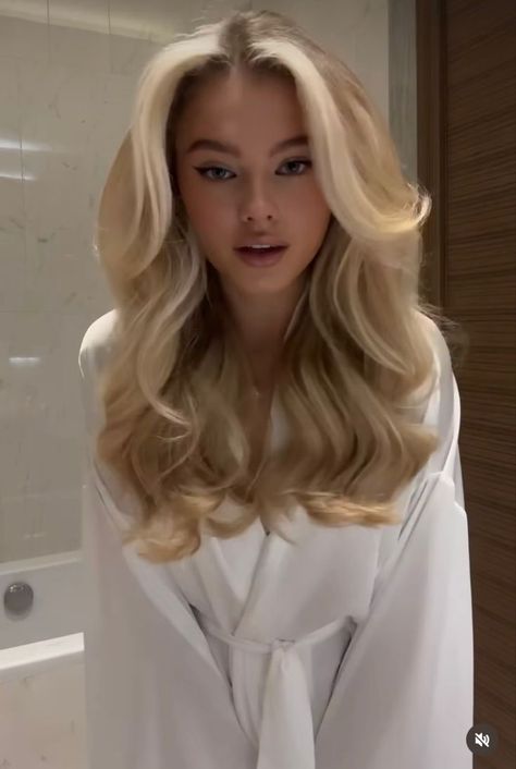 Beige Blond, Bridal Hair Down, Bombshell Hair, Long Hair Color, Blonde Hair Inspiration, Blowout Hair, Blonde Hair Looks, Voluminous Hair, Amazing Photo