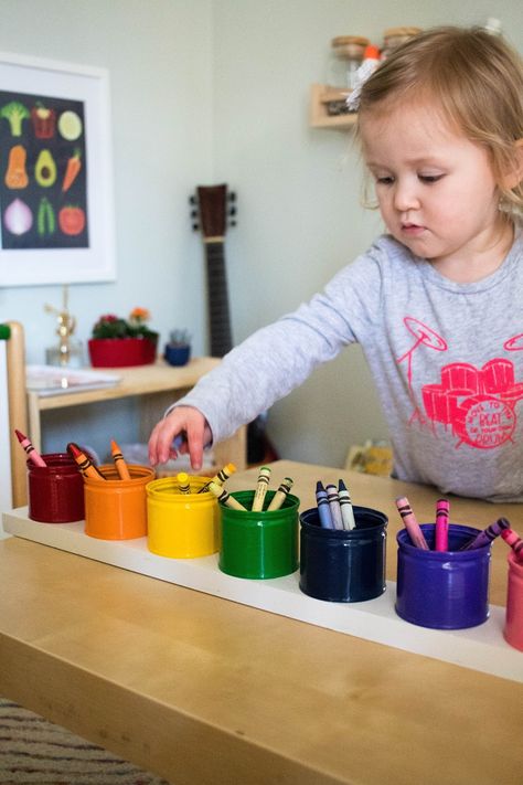 Diy Montessori Toys Toddler, Crayon Storage, Toddler Crayons, Diy Montessori Toys, Montessori Color, Montessori Environment, Montessori Parenting, Diy Crayons, Crayon Crafts