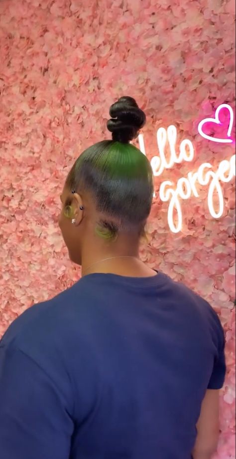 black gir buns. green top knot. top knot bun Top Knot Bun Black Women, Top Not Bun, Lauren Core, Ninja Bun, Braided Top Knots, Finger Waves Short Hair, Trees Wallpaper, Top Knot Bun, Top Bun