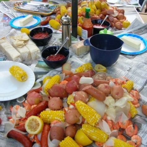 A shrimp boil party is fun for family and friends. Fish Fry Party, Cajun Party, Low Country Boil Recipe, Shrimp Boil Party, Low Country Boil Party, Crab Boil Party, Low Boil, Cajun Seafood Boil, Seafood Boil Party