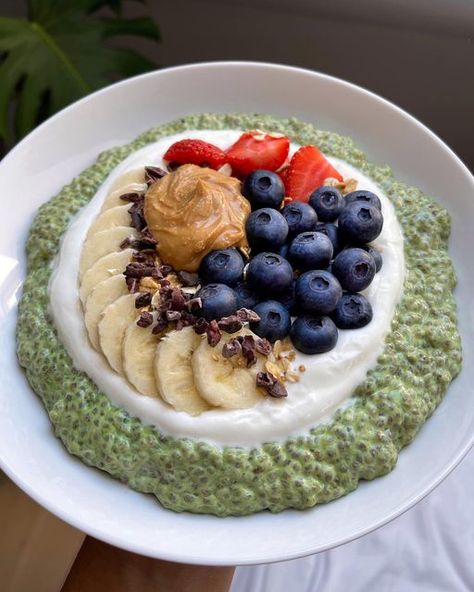 Ilona Niina🇨🇭 on Instagram: "Matcha chia pudding breakfast bowl🍵🥰✨ (recipe down below⬇️) If you watch my stories you know that I’ve been a little obsessed with matcha lately so had to incorporate it into my breakfasts as well😏🙌🏻 I mean look at that color💚🥺⁣ ⁣ ✨toppings✨ vanilla soy yogurt, banana, strawberries, blueberries, muesli, cacao nibs and peanut butter🥜🍓🫐⁣ ⁣ 🍵matcha chia pudding🍵⁣ 🌟ingredients🌟⁣ - 30g chia seeds⁣ - ~1/4-1/2 tsp matcha ⁣ - 175ml soy milk⁣ - 2 tbsp maple sy Chia Bowl Recipes, Chia Pudding Aesthetic, Matcha Breakfast, Matcha Overnight Oats, Pudding Breakfast, Matcha Chia Pudding, Chia Pudding Breakfast, Chia Bowl, Soy Yogurt