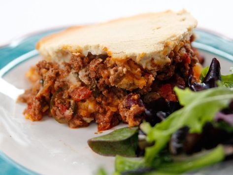 ► Pioneer Woman Tamale Pie: masa harina, chicken broth, shortening, butter, baking powder,  olive oil, ground beef, onion, red bell pepper, jalapeno, poblano, chili powder, cumin, pepper, garlic, canned tomatoes, beef broth, tomato paste & canned red kidney beans. Masa presoaked, fat, baking powder & salt beaten, masa added in 3 batches. ½ masa in bottom of greased 10" cast iron skillet, ½ on top. Bake in preheated 400°F oven 25 – 30 mins. Hominy Casserole, Tamale Pie Recipe, Perfect Pot Roast, White Chicken Enchiladas, Tamale Pie, Smothered Pork Chops, Pioneer Woman Recipes, Ree Drummond, Pioneer Woman